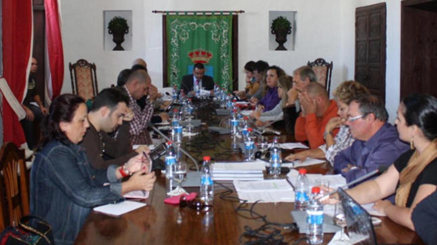 Pleno en el Ayuntamiento de Teguise, el pasado viernes. A la izquierda, en primer término Marisol Armas con su iPad. | lp / dlp