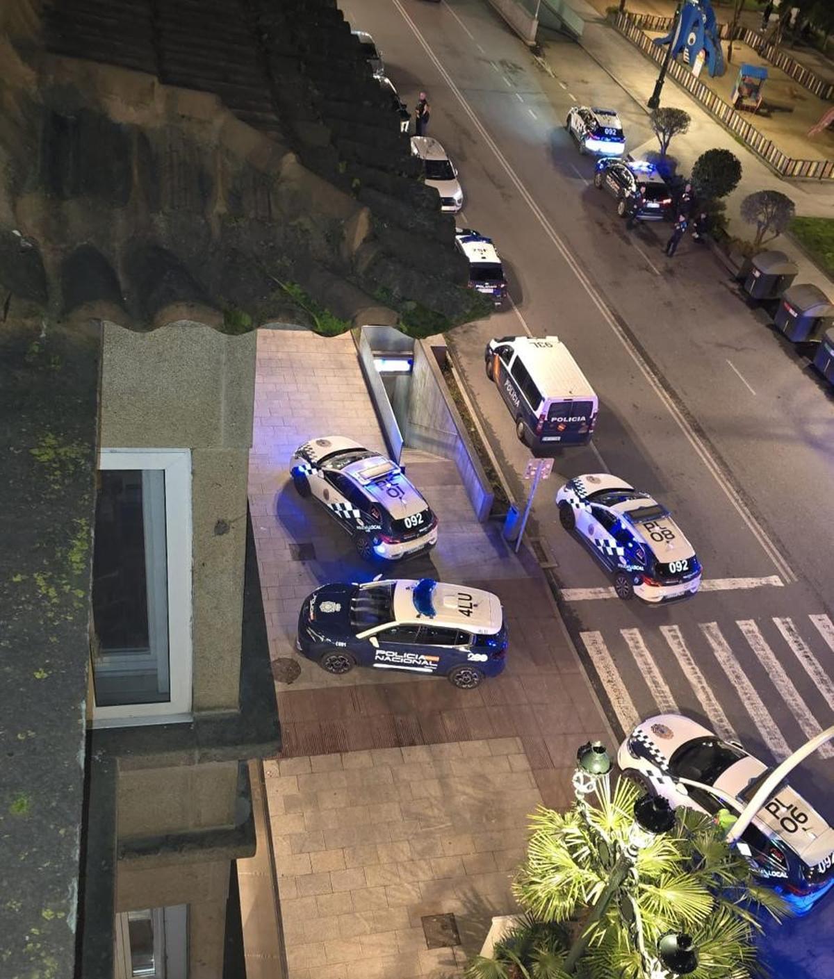 Tuvieron que acudir multid de coches patrulla de la Policía Nacional y Local.