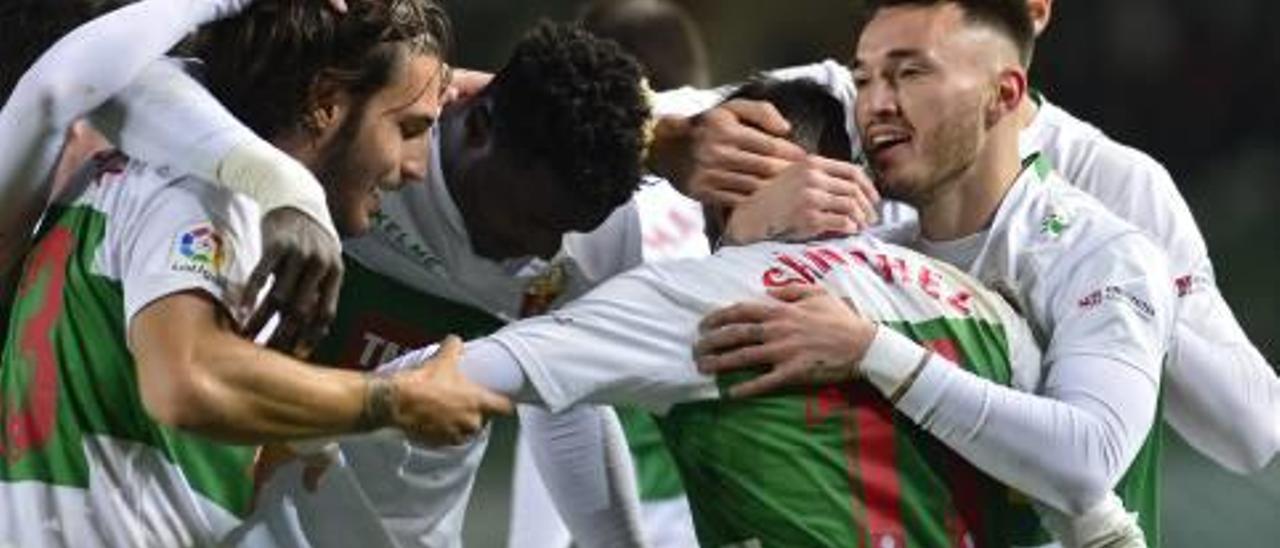 Los jugadores del Elche celebran el gol de la victoria frente al Nàstic.