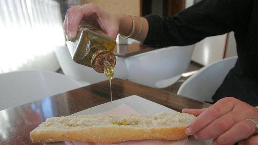 Bares y restaurantes no pueden servir ya el aceite en aceiteras rellenables
