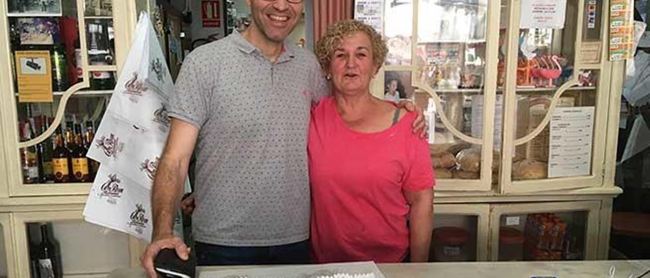 Oliver, ayer junto a una de las dependientas del horno de Can Roca, tras un &#039;pastel de pobre&#039;.