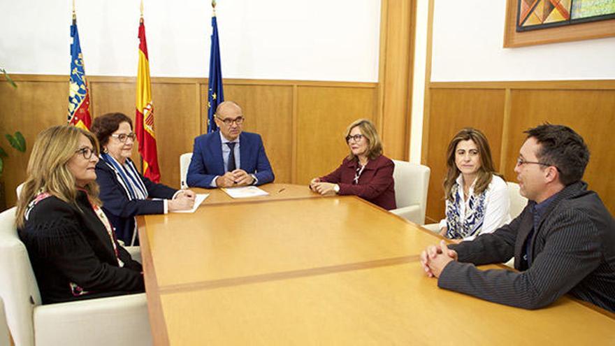 El rector, al centre, amb Robles a la seua dreta