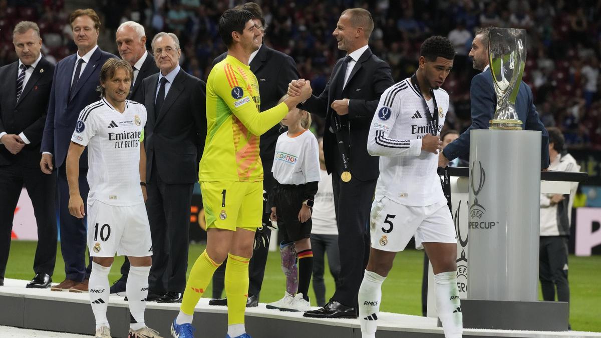 Courtois en el podio de la final de la Supercopa de Europa ante el Atalanta