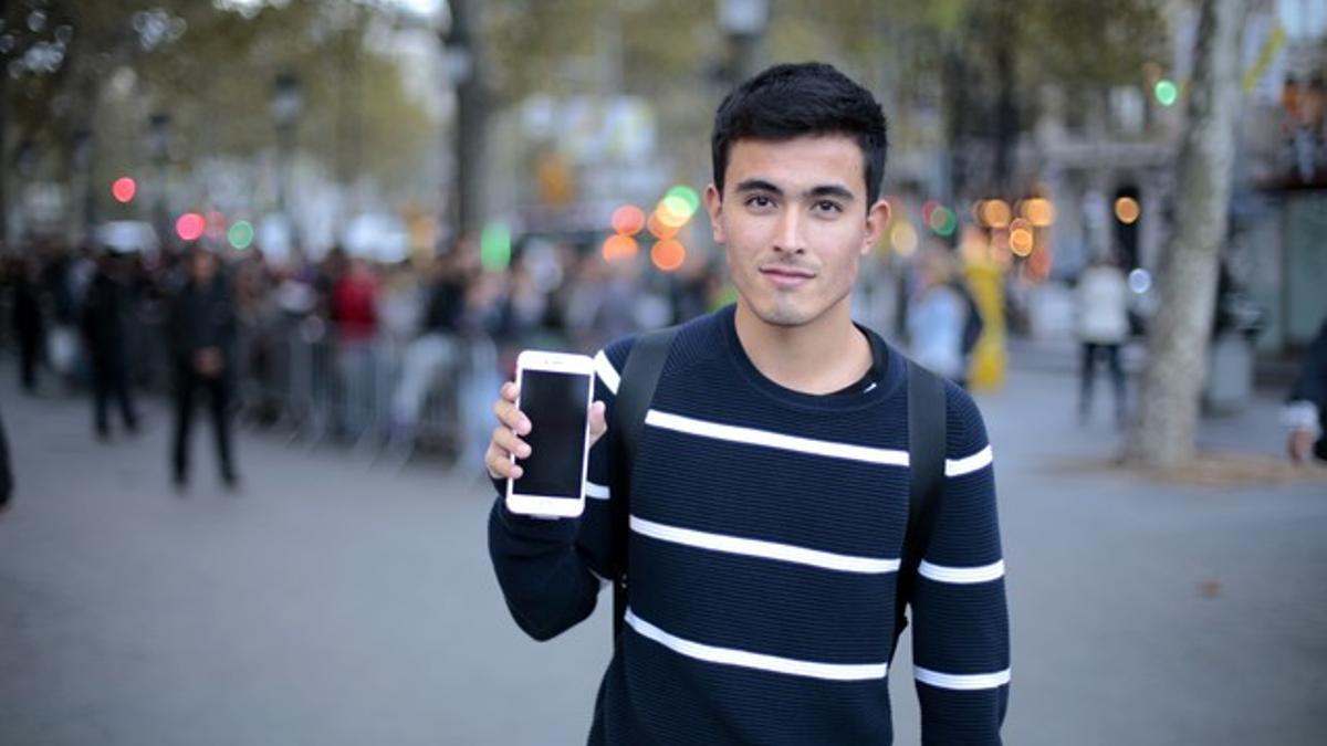 El primer comprador, Ari Motomiya muestra su iPhone 6s Plus, esta mañana en Barcelona.