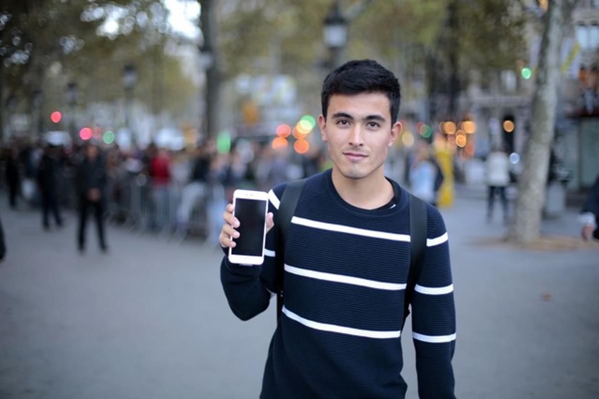 El primer comprador, Ari Motomiya, mostra el seu iPhone 6s Plus, aquest matí a Barcelona.