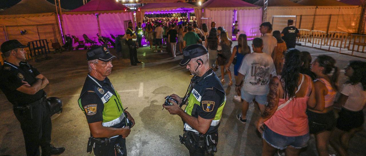 Acceso a la barraca municipal controlado por agentes de la Policía Local de Elche, donde otros años había vigilancia privada