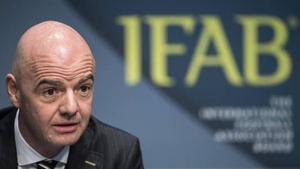 Gianni Infantino, presidente de la FIFA, durante la asamblea general de la IFAB.