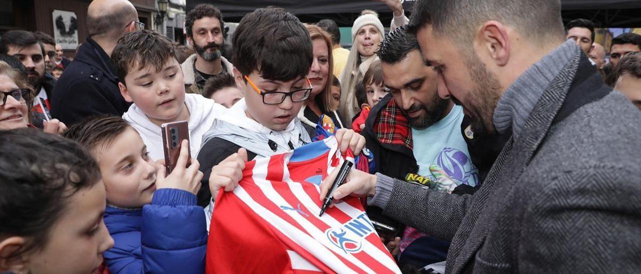 David Villa firma una camiseta  del Sporting.