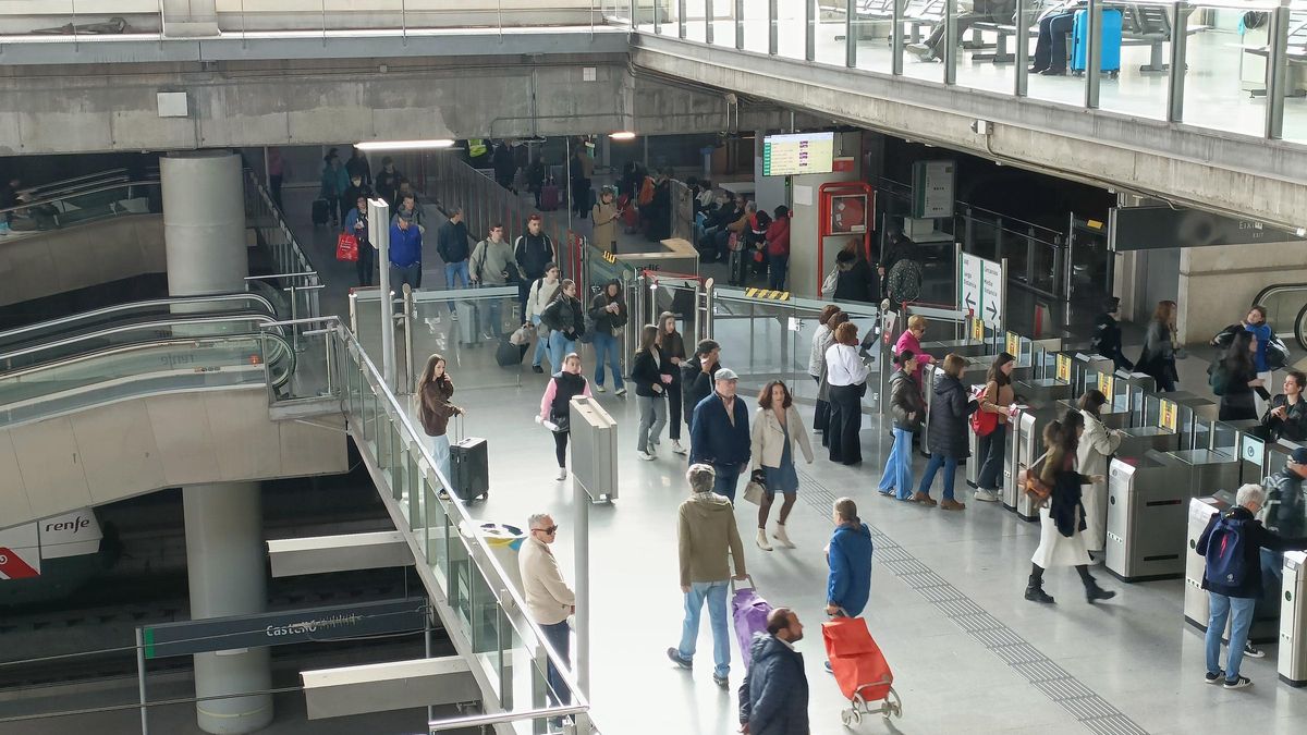 Usuarios del tren en la estación de Castelló.