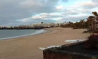 Costa Teguise estrena su primera playa para perros: estas son las normas de uso