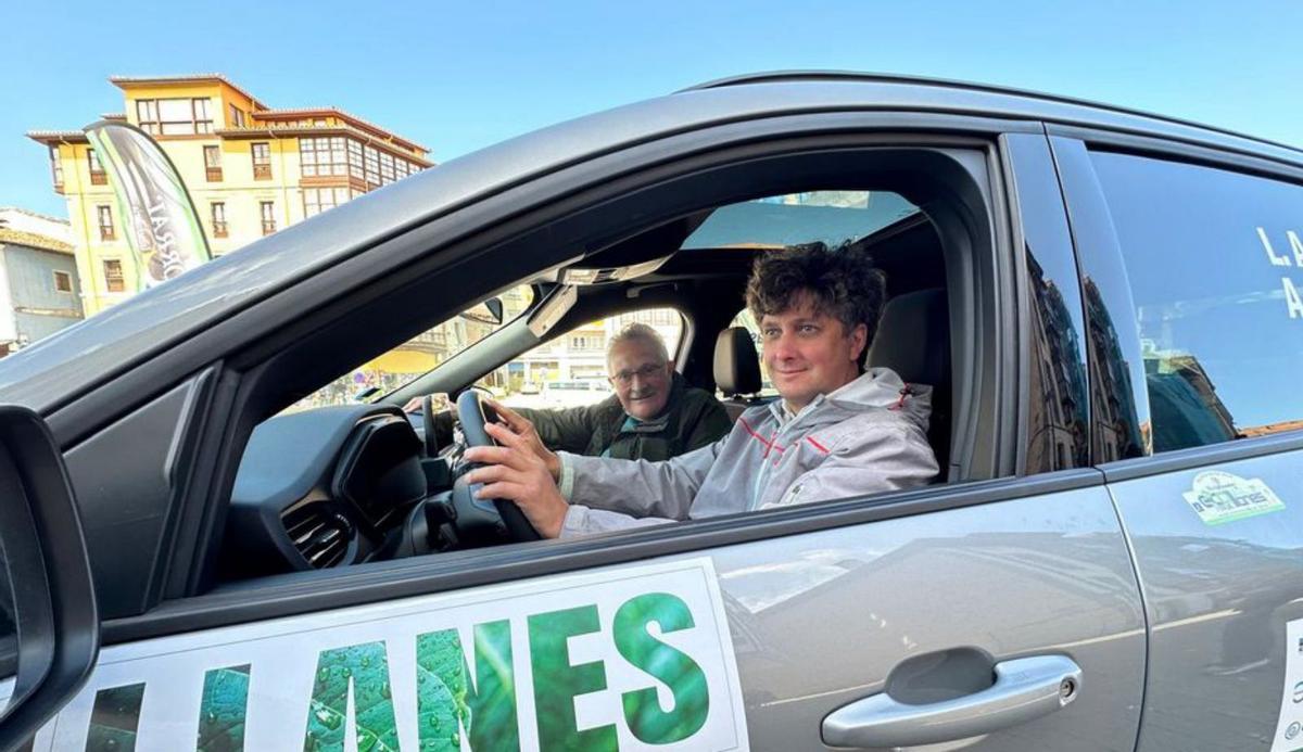 Luis Arenas y Trevín, en el coche en el que compitieron.