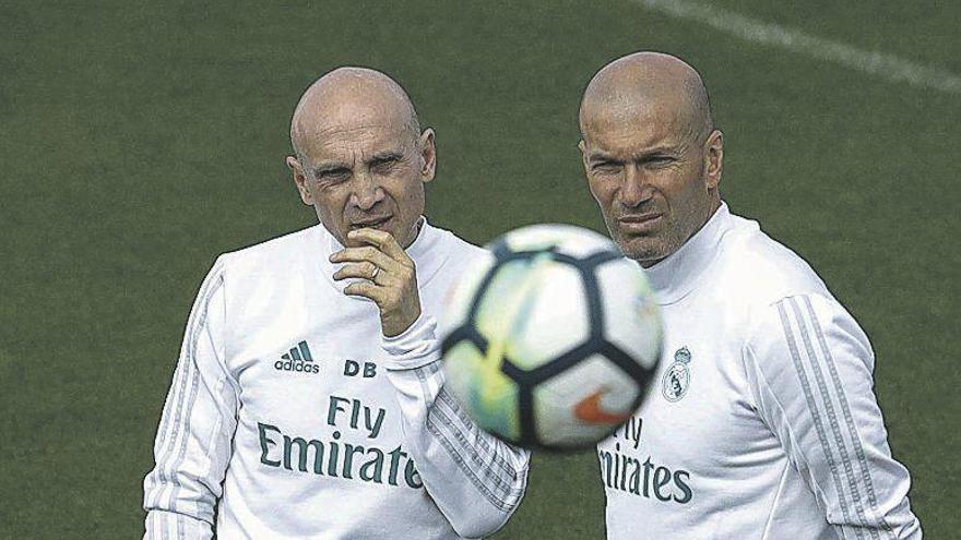 Zidane, a la derecha, junto a David Bettoni, segundo entrenador del Real Madrid, durante el entrenamiento de ayer.