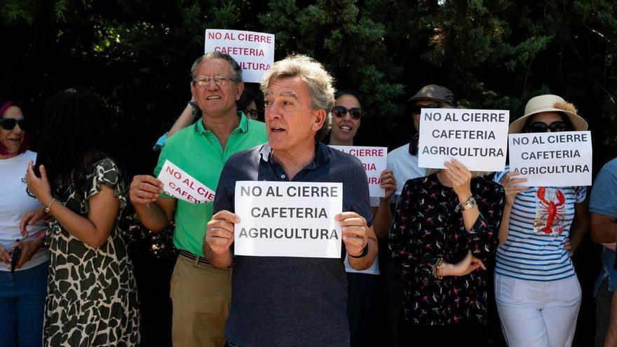 Funcionarios y usuarios protestan por el cierre al público d