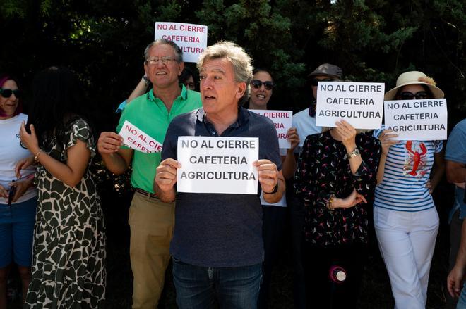 Fotogalería | Decenas de personas se concentran en apoyo a la cafetería de Agricultura en Cáceres