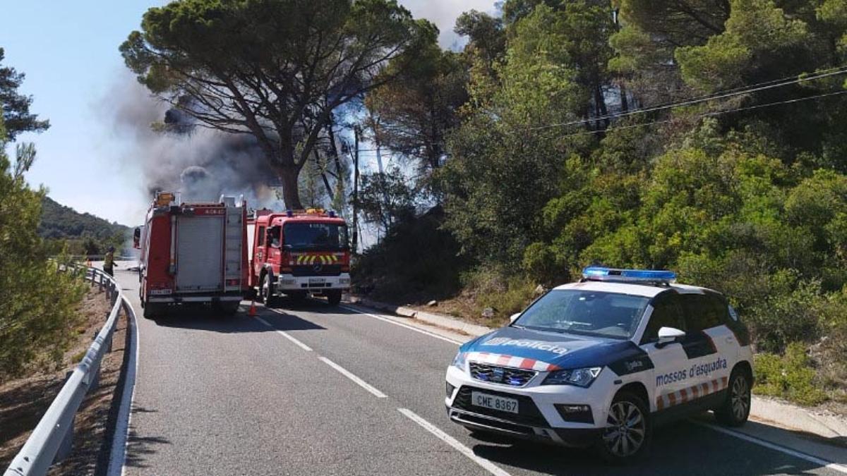 Un autobús es crema en un incendi a l’Alforja (Baix Camp) i obliga a tallar la C-242