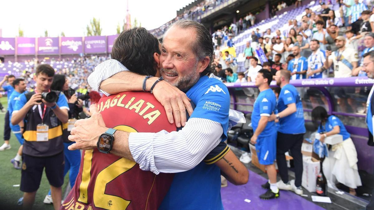 Juan Carlos Escotet, máximo mandatario del Deportivo, se abraza a Quagliata el día del ascenso