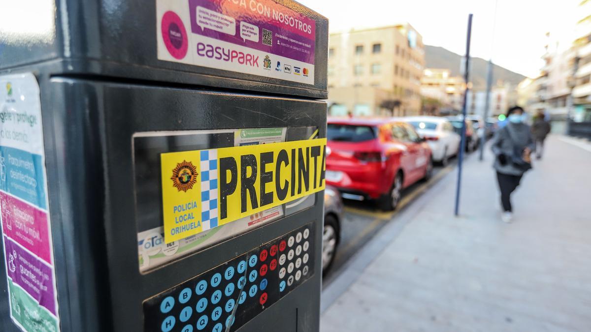 Parquímetro precintado desde mediados de enero en la ciudad de Orihuela