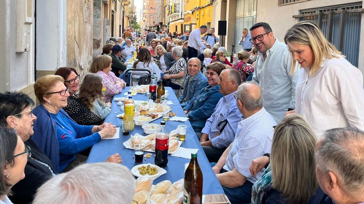 La presidenta de la Diputación, Marta Barrachina, junto al portavoz del PP en Vila-real, Adrián Casabó, en el tradicional almuerzo que el partido organiza para las fiestas de Sant Pasqual.