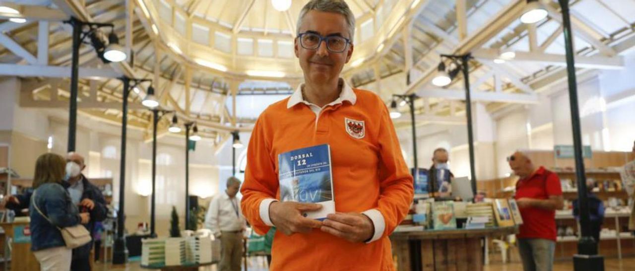 Raúl Castañón sostiene su libro “Dorsal 12”. | Luisma Murias