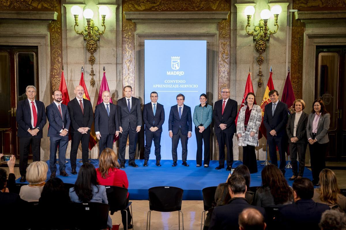 El alcalde de Madrid, José Luis Martínez-Almeida, durante la firma de un convenio con 12 universidades, en la Casa de la Villa.