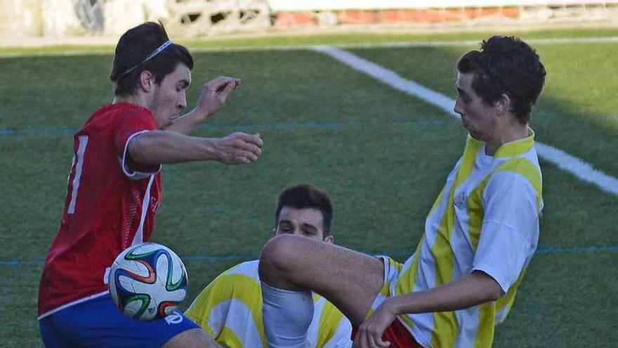 Una acción del partido entre Domaio y Alertanavia. // Gonzalo Núñez