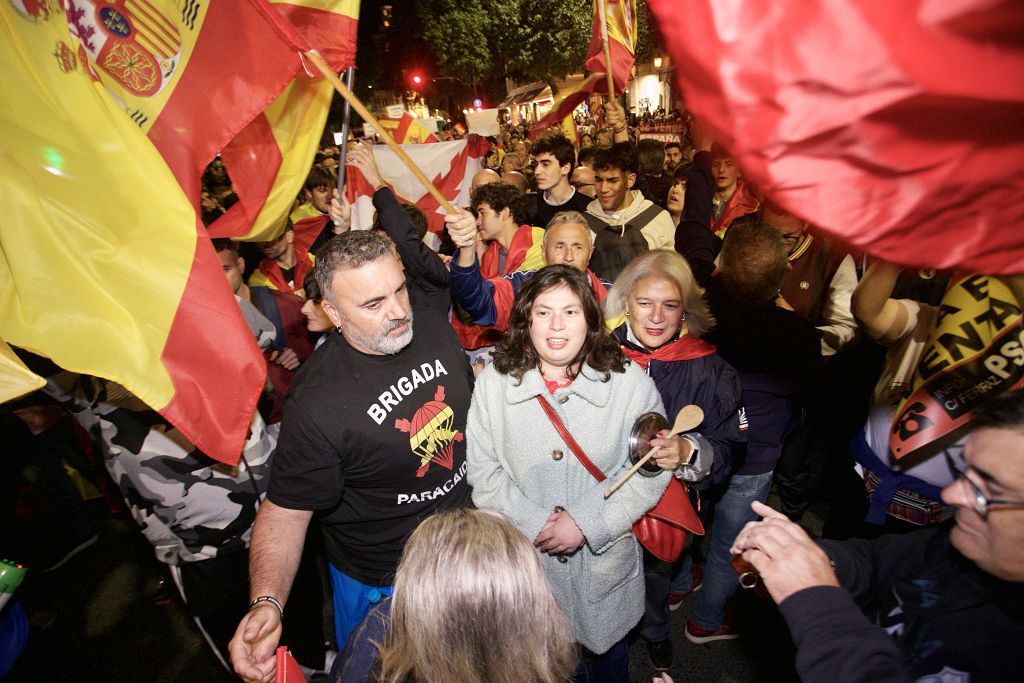 Cientos de manifestantes vuelven a asediar la sede del PSOE en Murcia