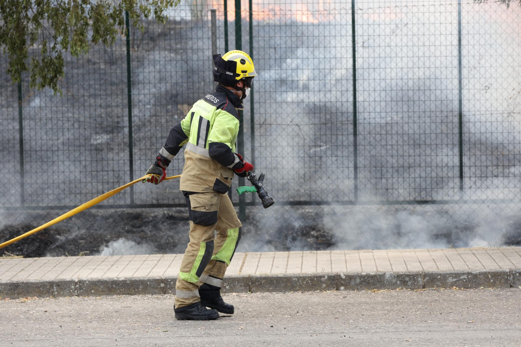 Incendio de pastos en unas pistas de fútbol de La Mejostilla