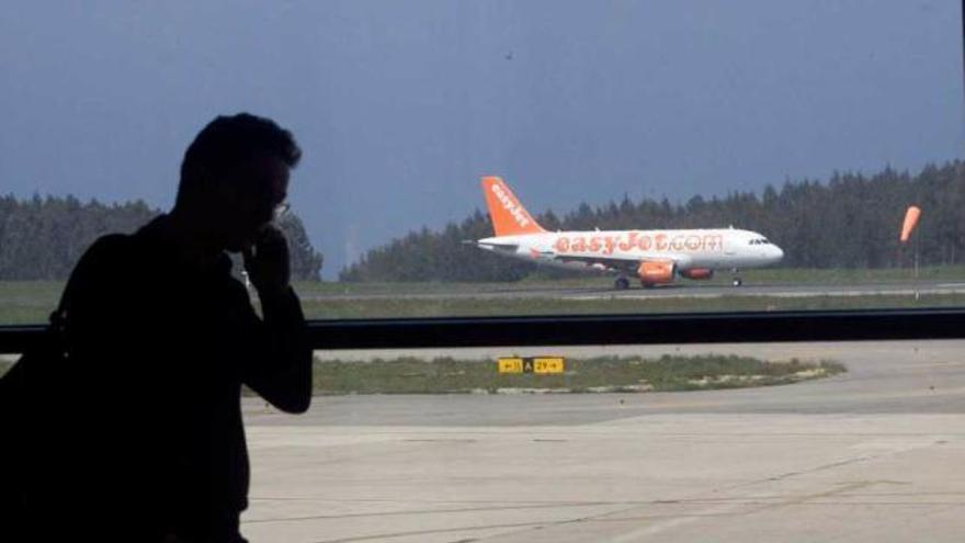 Un avión de Easyjet en el aeropuerto de Asturias.