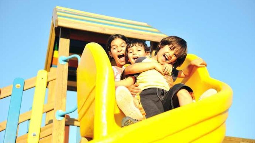 Unos niños disfrutan en un parque de atracciones.