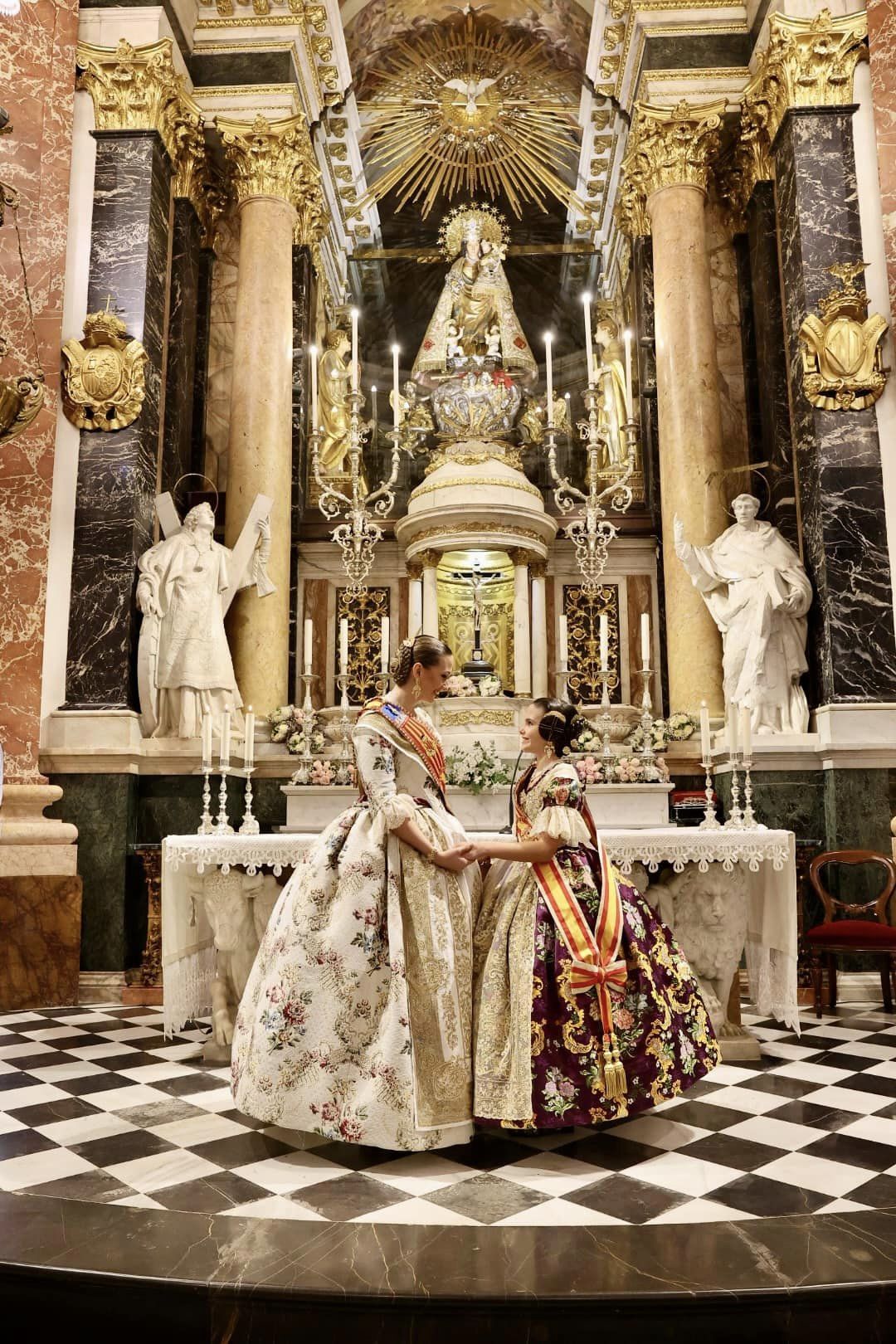 La visita a la Basílica completa la fiesta de la Exaltación en las Fallas 2023