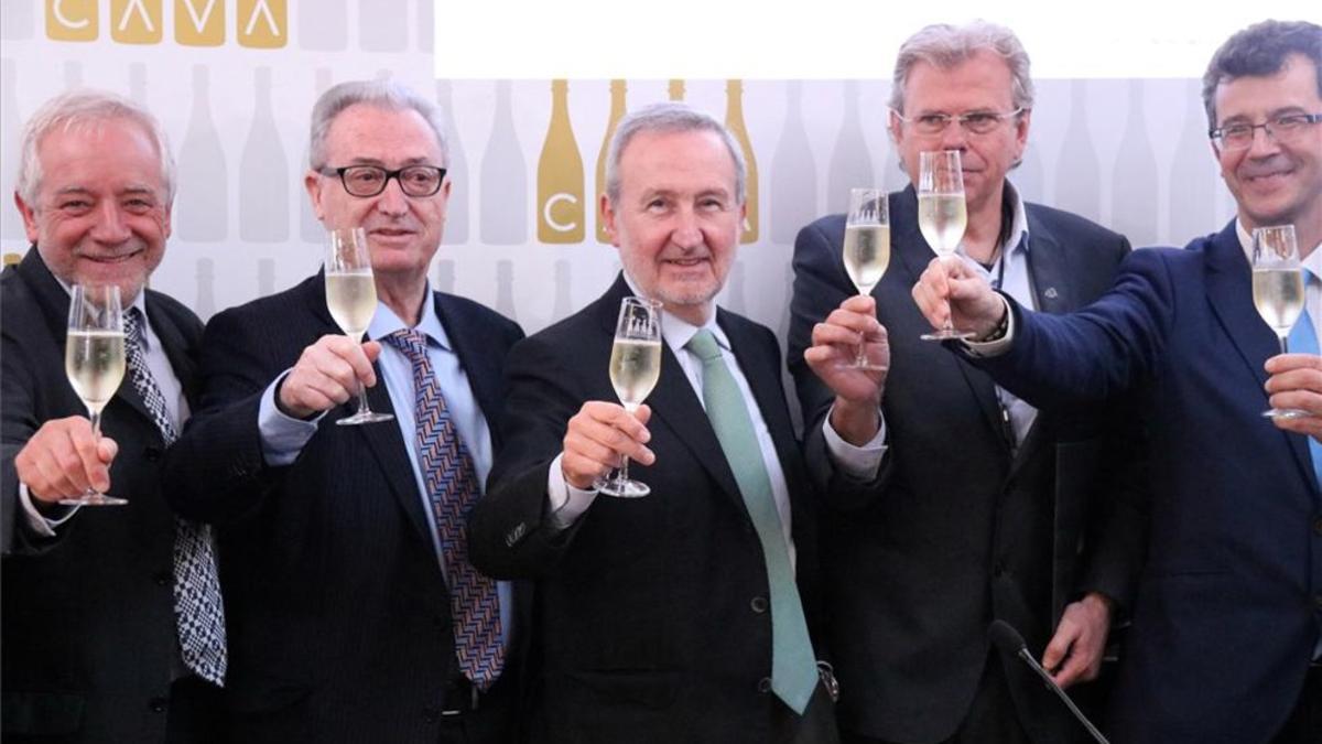 El sector del cava, con Pere Bonet en el centro, brinda en la presentación de resultados de la DO Cava.