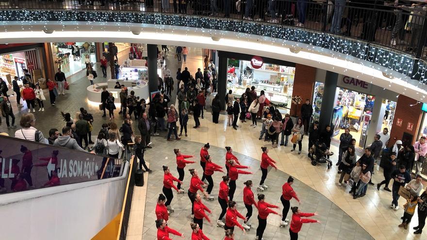Exhibició de les patinadores del CPA Girona a l’Espai Gironès per la campanya de Nadal