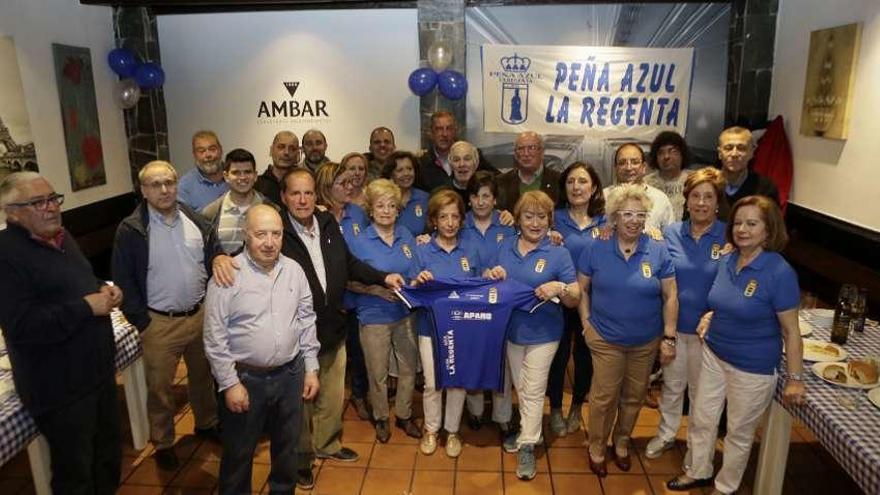 Los asistentes al aniversario de la peña La Regenta, ayer en la taberna del In Vino.