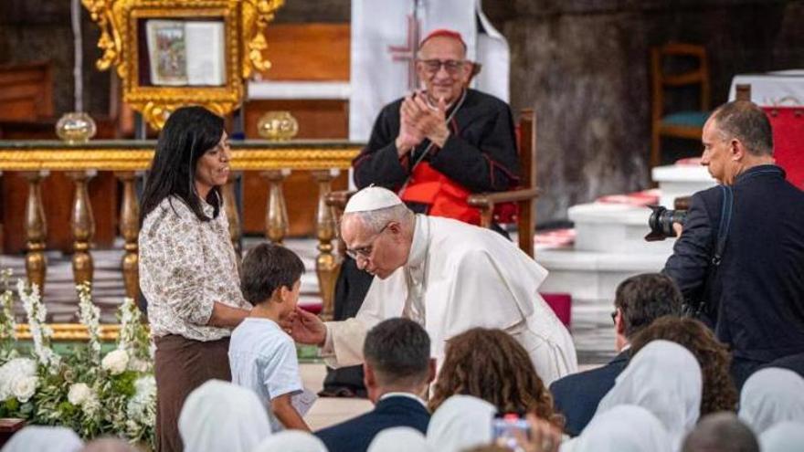 Qui és en Renzo, el nen de 6 anys que va escriure al Papa i que avui l’ha conegut al Raval de Barcelona?