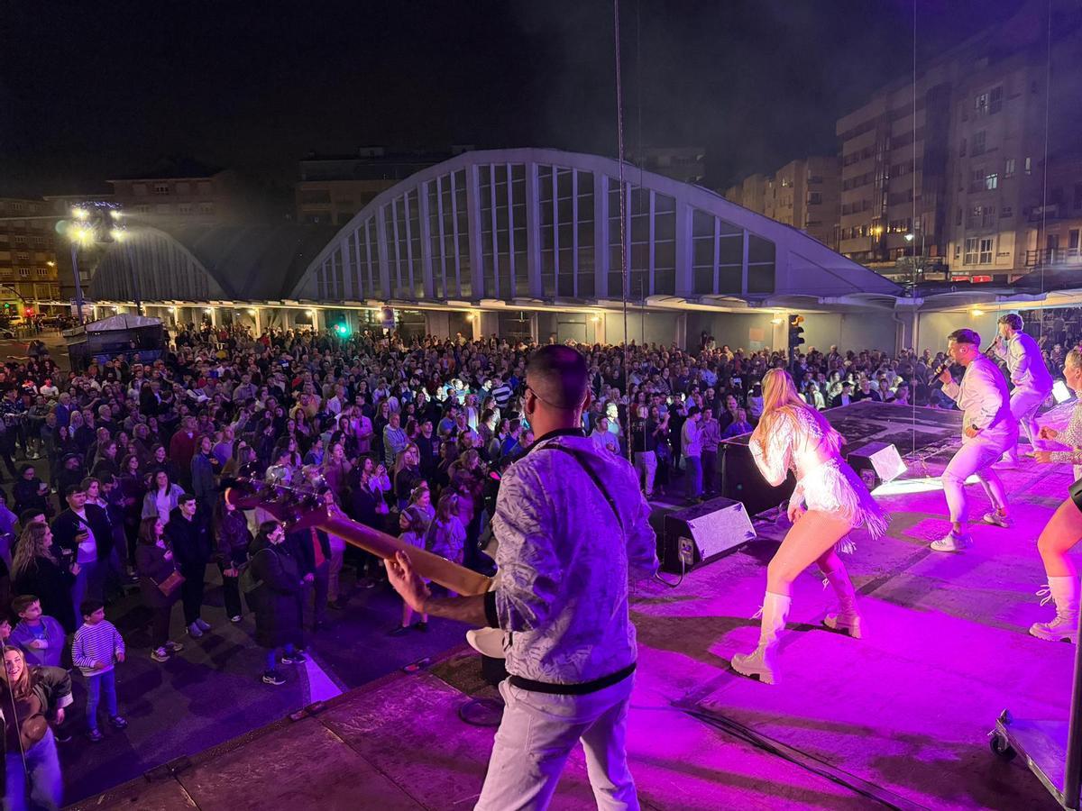 La orquesta Olympus en plena actuación con la calle Alcalde Parrondo abarrotada.