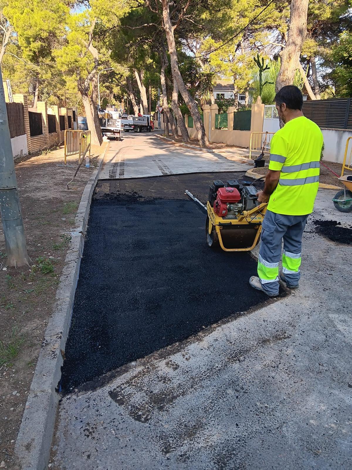 Intervenciones para la reparación de pavimento en la zona La Canyada de Paterna