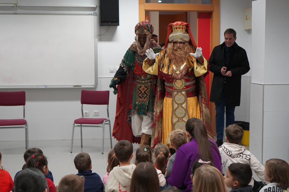 Los reyes saludan a los niños junto al alcalde de Xàtiva.
