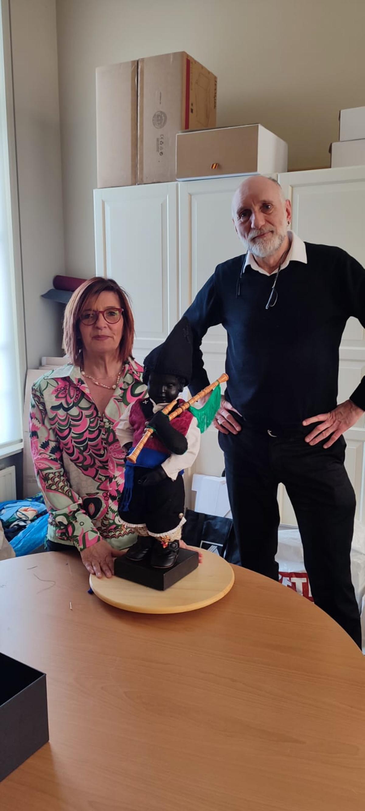 Marta Oliveira, con Gianni, uno de los tres vestidores del Manneken Pis, con el traje terminado y puesto sobre una réplica de la escultura