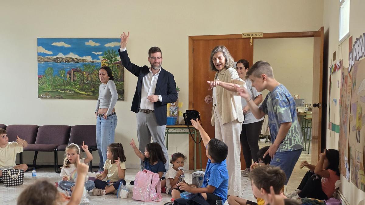 El delegado territorial Pablo Fernández y la alcaldesa Belén Cachafeiro visitan el campamento de conciliación.