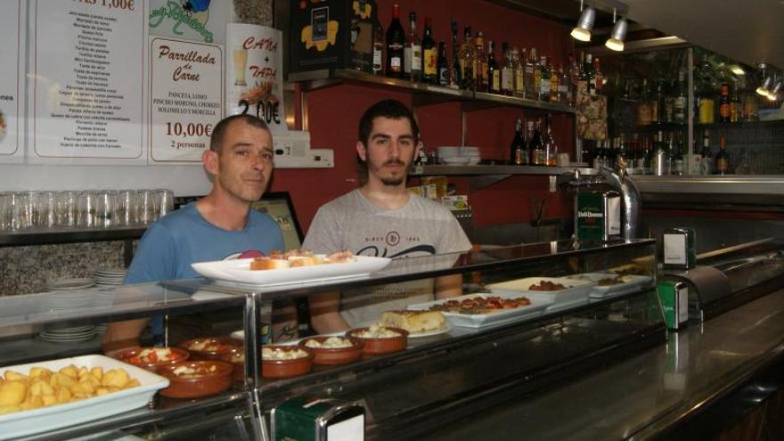 Antonio Vélez y Juan José Jiménez, tras la barra.