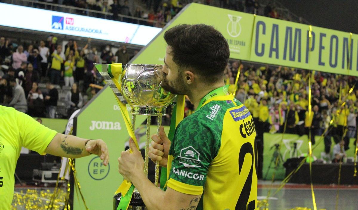 César besa el trofeo de campeón de la Copa de España.