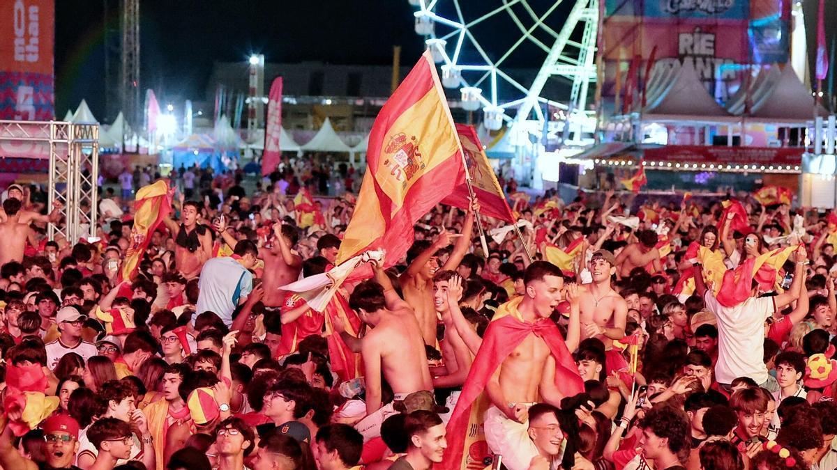 Vídeo: Tenerife se rinde a Pedri al saltar al campo en la final del Mundial 2026