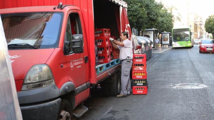 Normalidad y algún que otro despiste con los nuevos horarios de carga y descarga