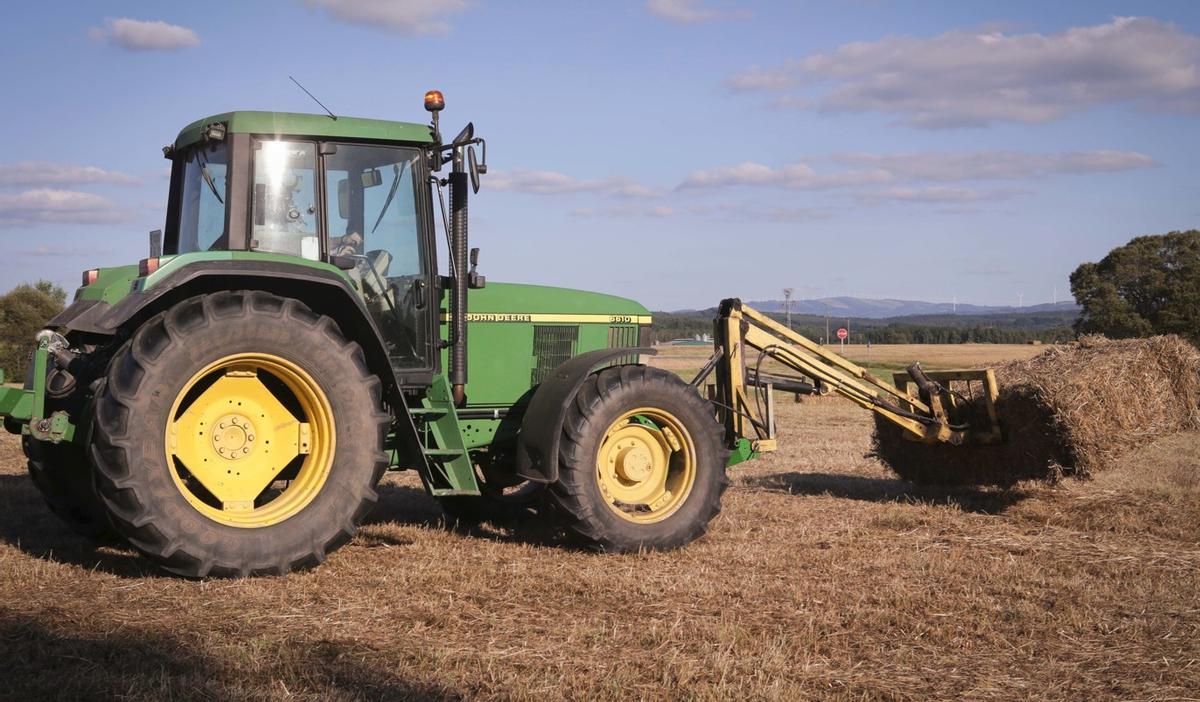 Un profesional del medio rural trabajando con su tractor