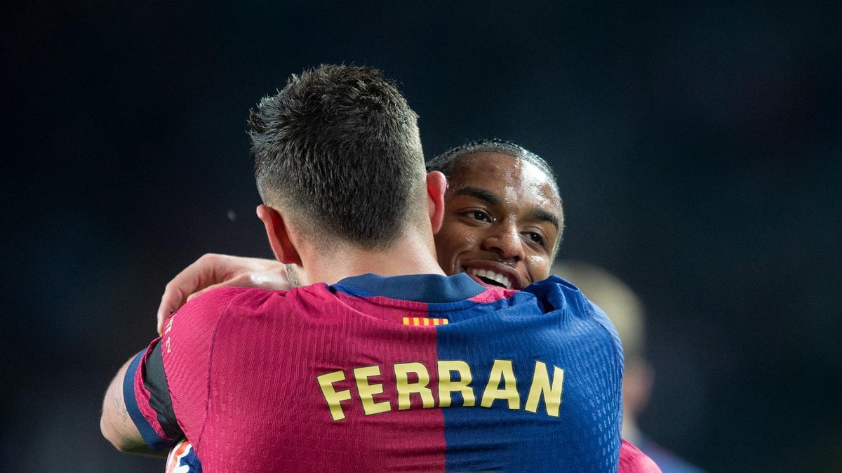 Ferran Torres abraza a Balde, que le dio la asistencia del 1-0 del Barça a Osasuna en Montjuïc.