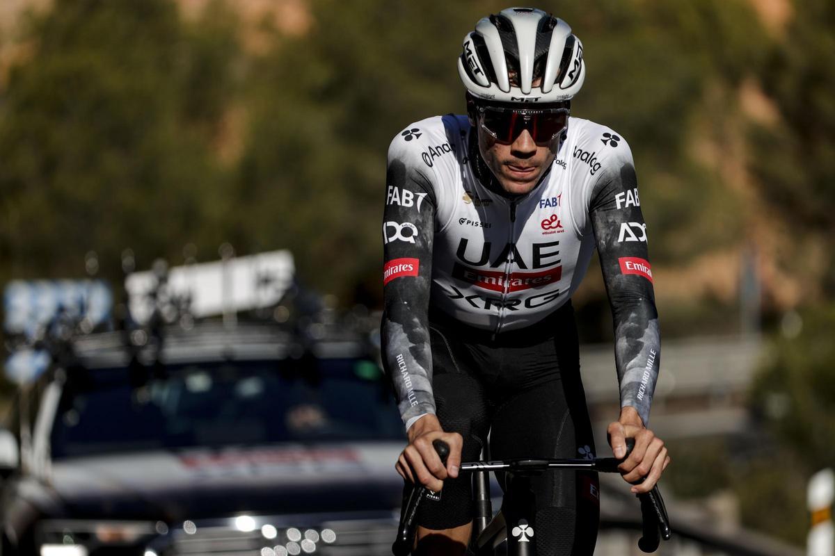 El español Juan Ayuso entrena por carreteras alicantinas