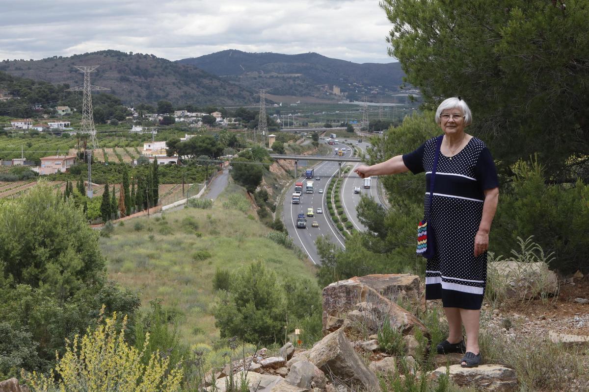 Una vecina muestra la zona del Pla del Bou.