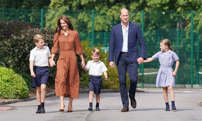 Kate Middleton, con vestido de lunares junto a su marido y sus hijos