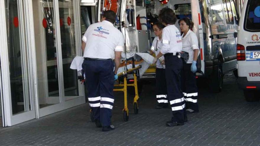 Sanitarios ingresan a un enfermo en urgencias del &quot;Clínico&quot;. l Foto L.O.Z.