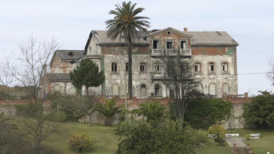 Dos proyectos llaman a la puerta de la Casona de Arnao, en venta por 2,5 millones